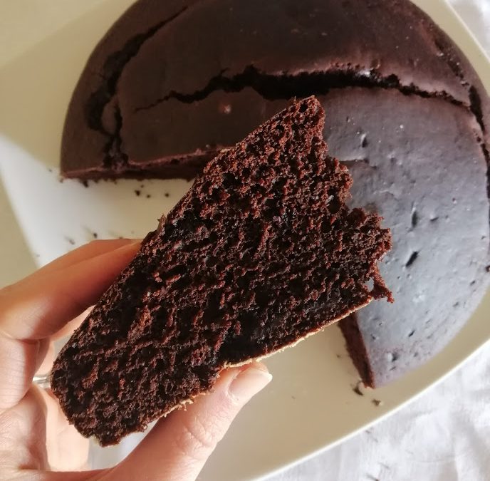 Torta al cacao amaro e cioccolato fondente – senza lievito, uova, olio e burro (light!)